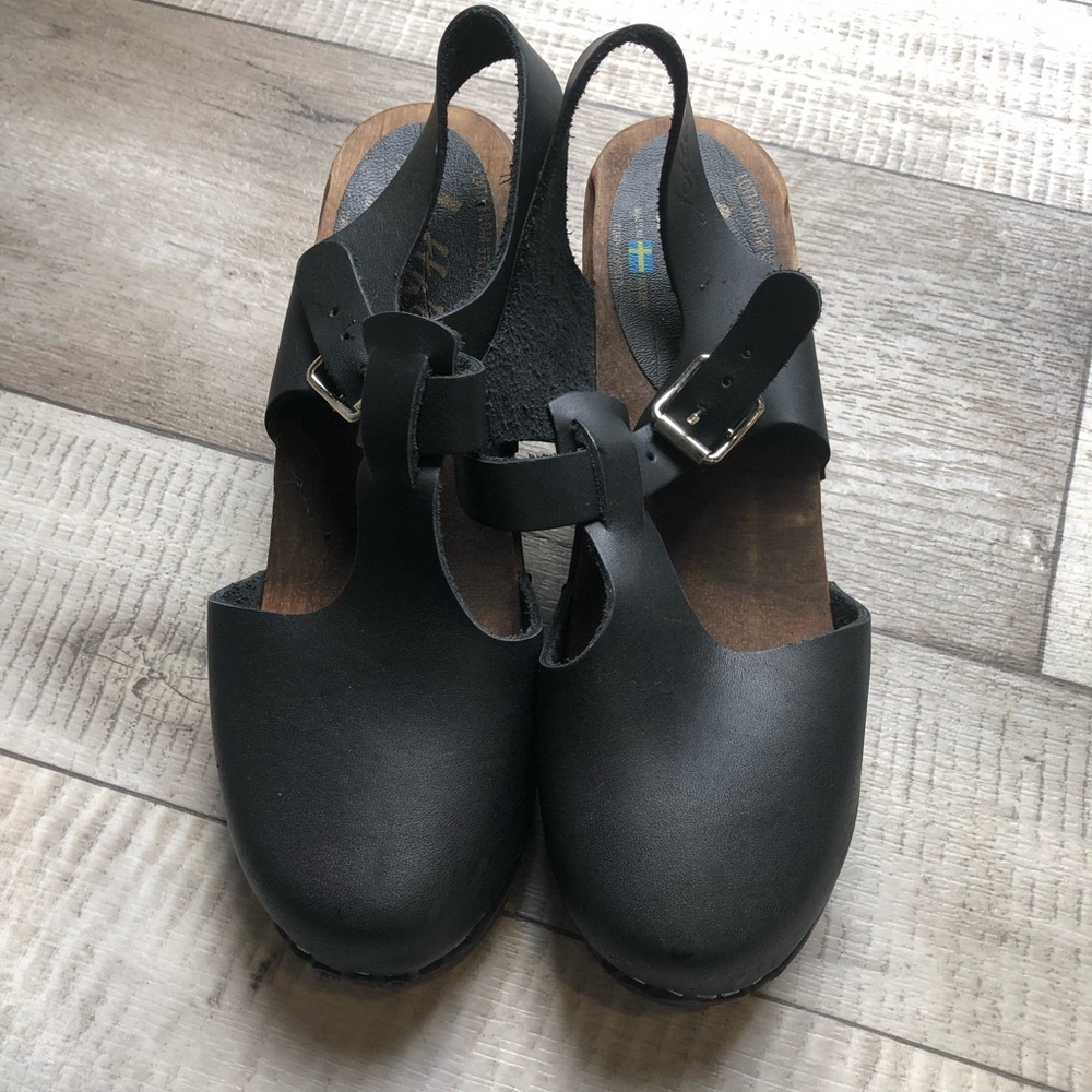 Lotta from Stockholm Highwood T-Bar Black on Brown Base